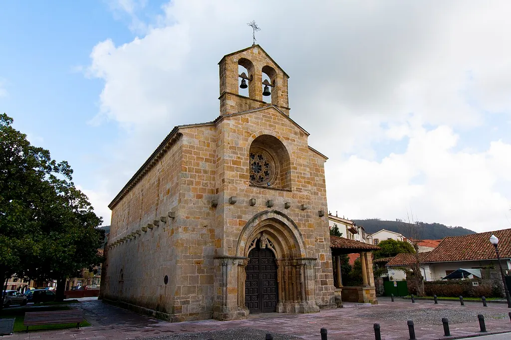 Iglesia de Santa María de la Oliva en Villaviciosa, Asturias de estilo románico tardío.