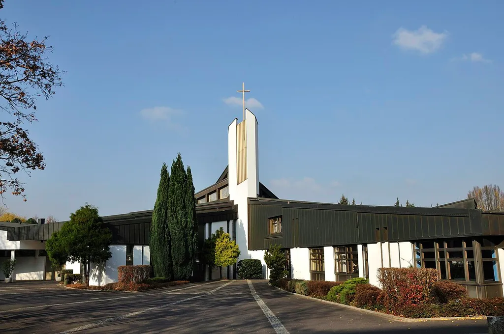Kath. Pfarrkirche Expositurkirche St. Johannes mit Pfarrheim und Jugendzentrum