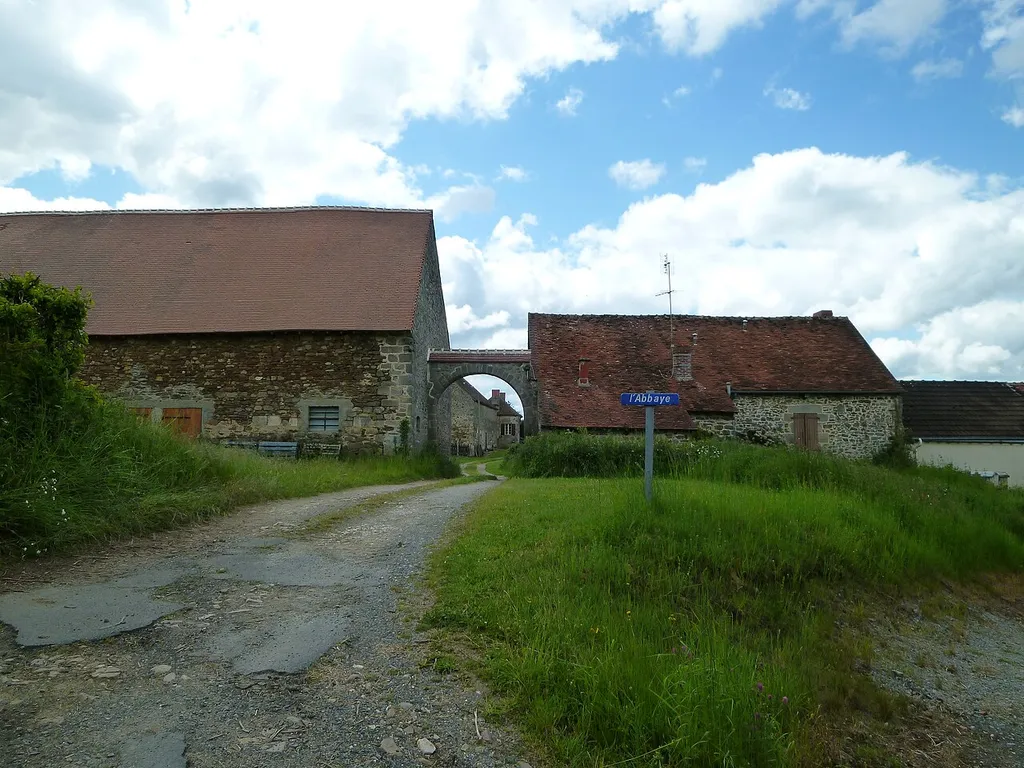 Lieu-dit L'Abbaye à Méasnes qui n'est pas connu comme étant le lieu d'une ancienne abbaye cistercienne.