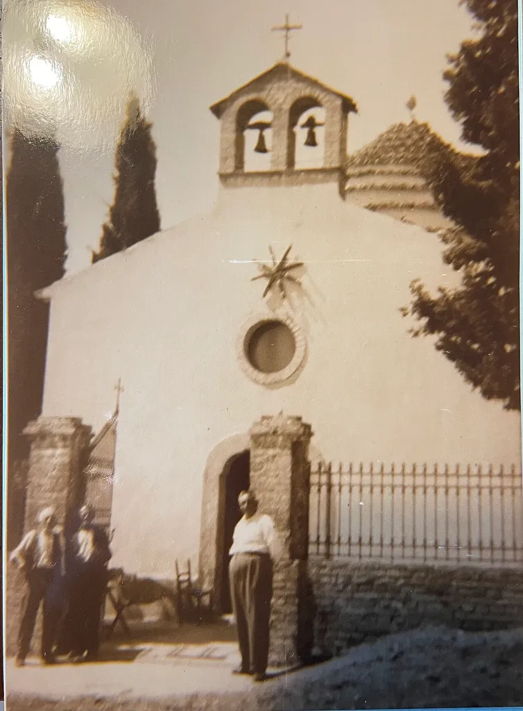 Foto della Chiesetta di Santa Maria della consolazione degli anni 50. Immagine tratta dalla mostra fotografica sulla fiera di Arcavacata organizzata dall’associazione culturale rendese “A Timugna”