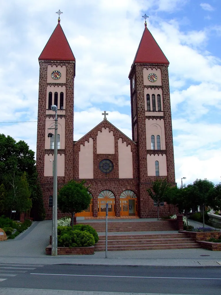 A balatonfüredi Krisztus Király-templom (helyi szóhasználatban vörös templom vagy piros templom). Épült 1926-27-ben, Fábián Gáspár tervei alapján (Szent István tér 1)