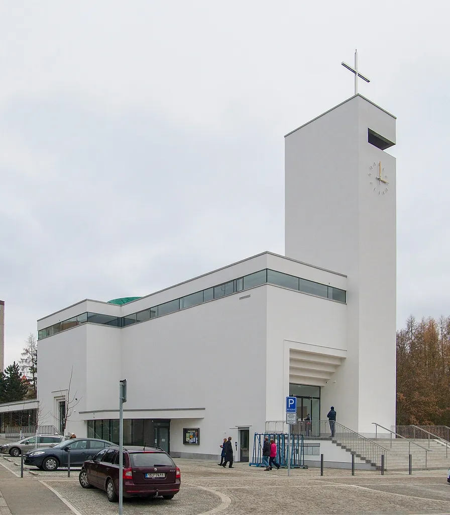 Kostel Krista Spasitele Praha - Barrandov, pohled zvenku.