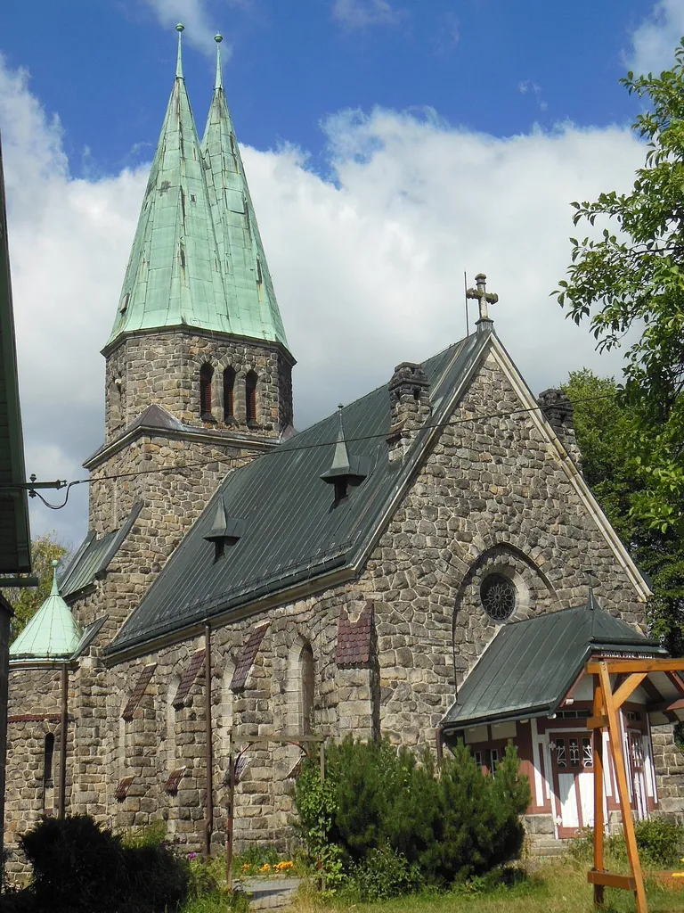 Evangelický kostel v ulici Husova v Nejdku (okres Karlovy Vary). Pohled z ulice Horní.
