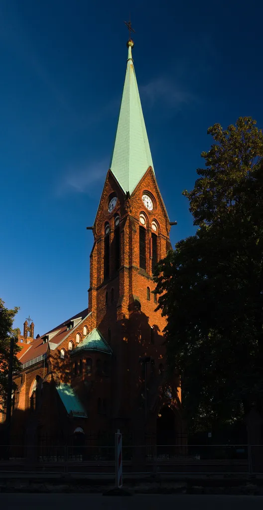 Chorzów, Kościół im. ks. Marcina Lutra w Chorzowie, nr rej. A/244/09 z 25.05.2009, widok z północnego zachodu od ulicy Powstańców