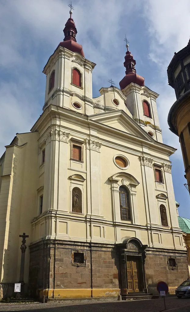 Doppelturmfassade der Dekanatskirche in Saaz/Žatec