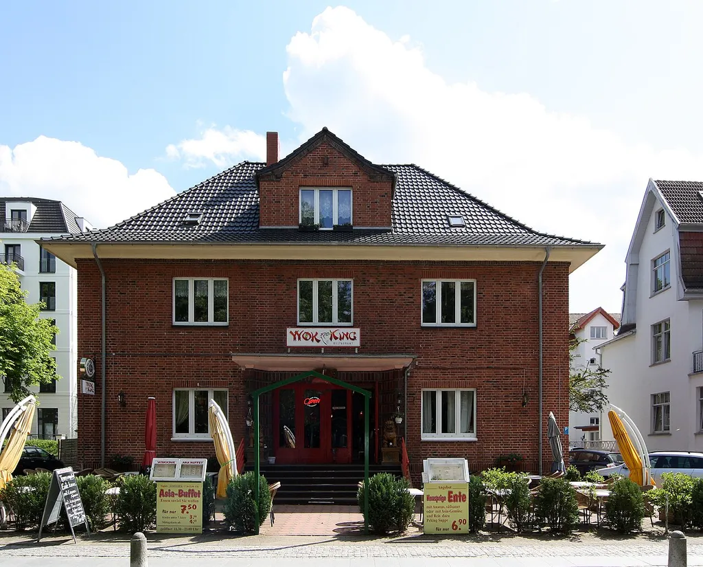 Kühlungsborn, Ostseeallee, Wok King. Ehemalige Strandfilmbühne.