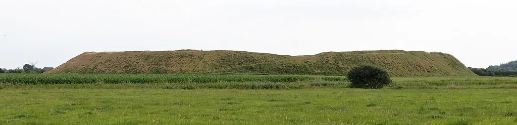 Archäologisches Denkmal Lembecksburg bei Borgsum, Insel Föhr. Ringwall aus dem 9./10. Jahrhundert. Außenansicht von Norden.