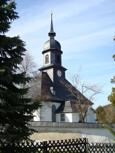 Sachgesamtheit Dorfkirche und Kirchhof Hormersdorf mit den Einzeldenkmalen: Kirche (mit Ausstattung), Einfriedungsmauer und einige Grabmale (siehe Einzeldenkmalliste - Obj. 09238021), dazu der Kirchhof und westliche Kirchhofserweiterung (Gartendenkma