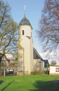 Dreifaltigkeitskirche Neusalza mit Kriegerdenkmal Kirchstraße 15 (bei)