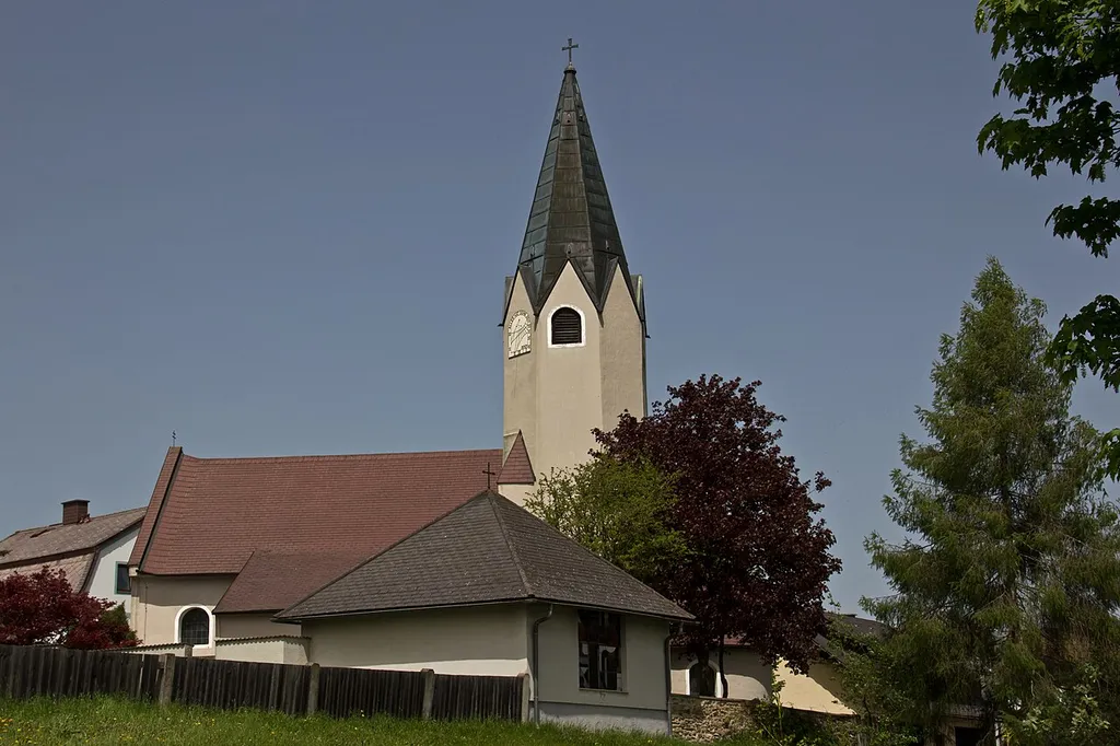 Kath. Pfarrkirche hl. Nikolaus 1436 urkundlich erwähnt. Romanischer Bau mit Rundapsis und gotischem Südturm. Im Jahr 1756 barockisiert.