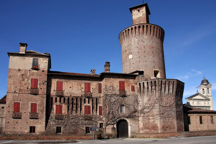 Il castello di Sartirana Lomellina con la chiesa di San Rocco