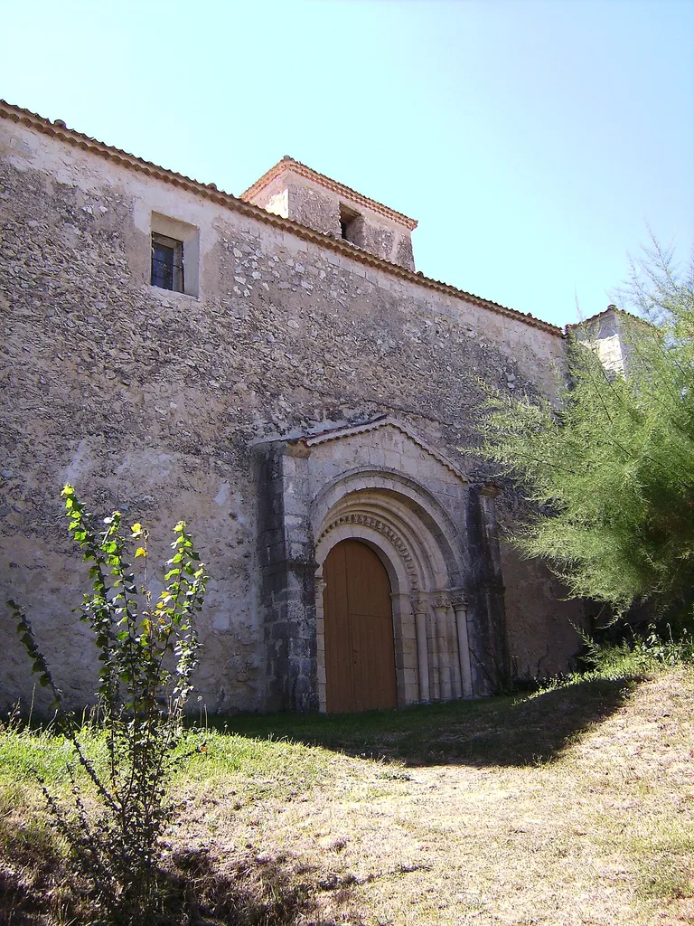Exterior de la iglesia románica de Pecharroman