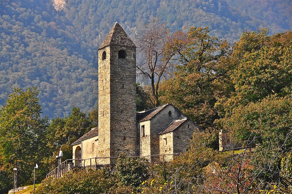 La Chiesa vista dal sentiero verso il Curzùtt (insediamento medievale)