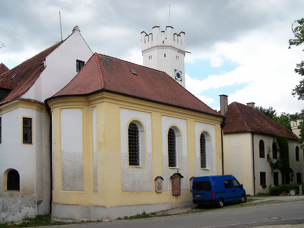 Tunzenberg, Schlossberg 1. kath. Schlosskirche St. Joseph, lisenengegliederter Walmdachbau; mit Ausstattung; Umfriedungsmauern mit Zinnen, 19. Jh.