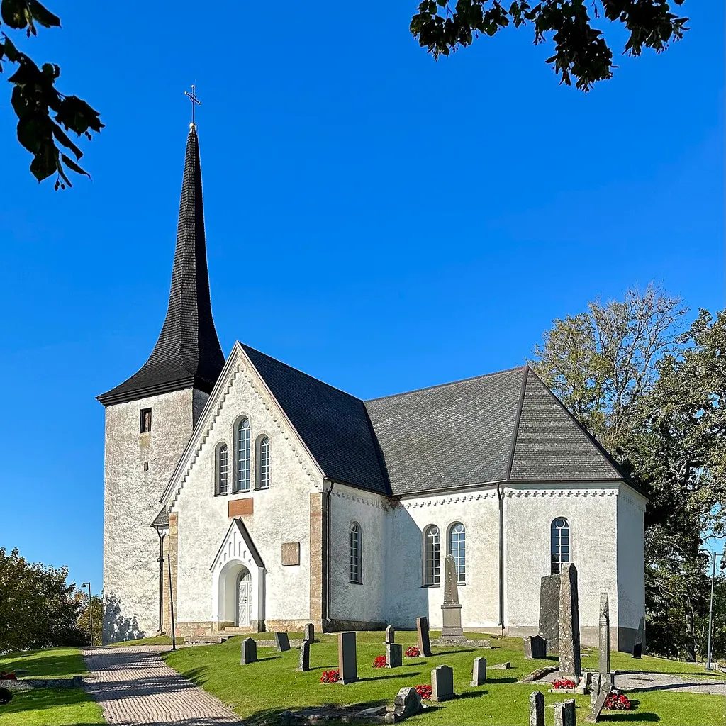 Sunnersbergs kyrka Den ursprungliga kyrkan uppfördes på 1100-talet eller tidigt på 1200-talet.