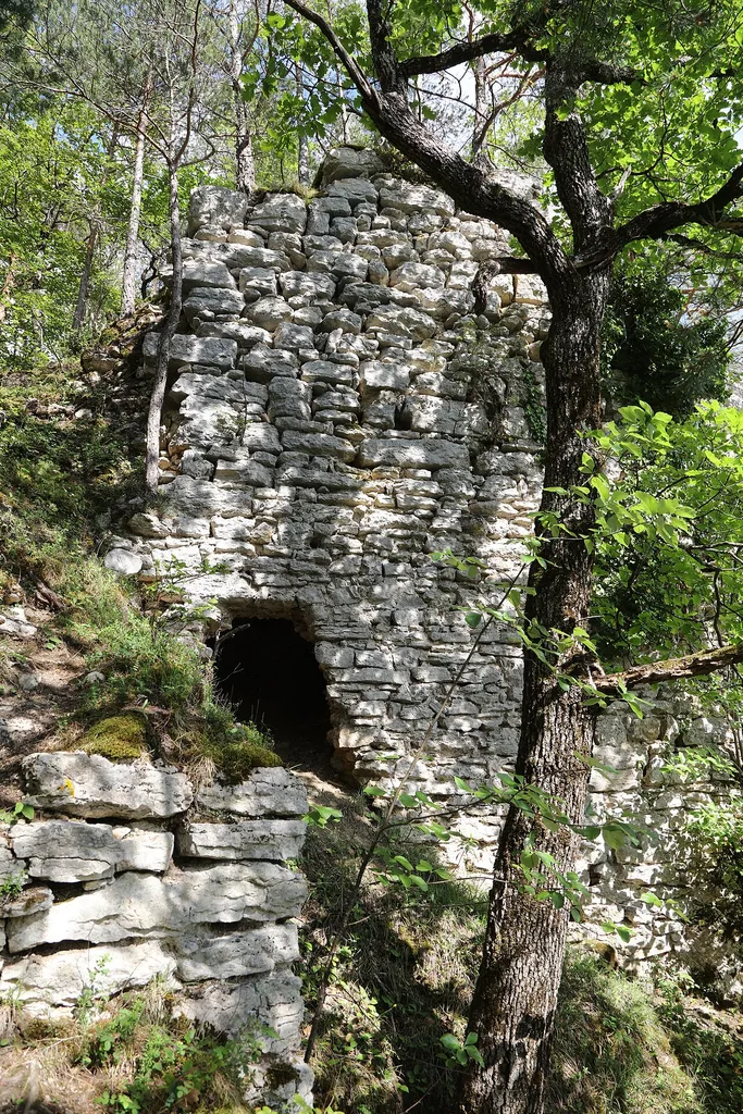 Die Burgstelle Blauenstein mit der Überresten der 1411 zerstörten Burg.