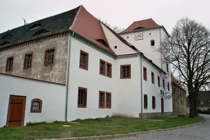 Einzeldenkmal der Sachgesamtheit Schloss und Kirche Altranstädt: Schloss und Jubiläumsobelisk im Schlosshof sowie auf die historische Bedeutung des Friedenszimmers bezogenes Inventar (siehe auch Sachgesamtheitsliste - Obj. 09304298) Am Schloss 2