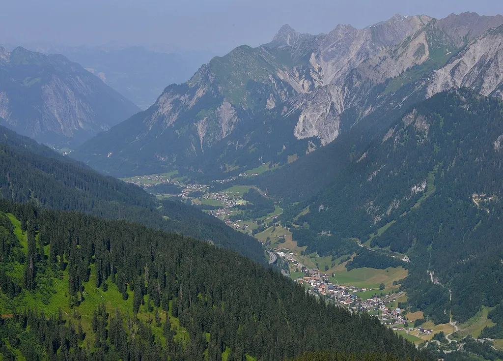 Auf der Kaltenberghütte mit Blick ins Klostertal auf Klösterle.
