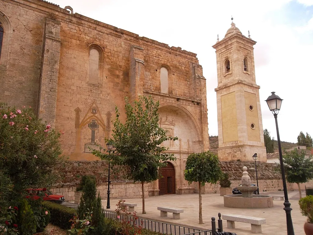Tendilla-La iglesia parroquial, está dedicada a la Virgen de La Asunción y se construyó en los siglos XVI a XVIII, todavía sigue inacabada.