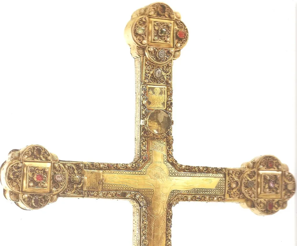 Trésor de la cathédrale Notre-Dame d'Amiens, croix du Paraclet (début du XIIIe siècle)