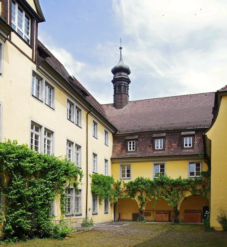 Ein Innenhof des Schwarzen Klosters in Freiburg, Sommer ist hier Open-Air-Kino