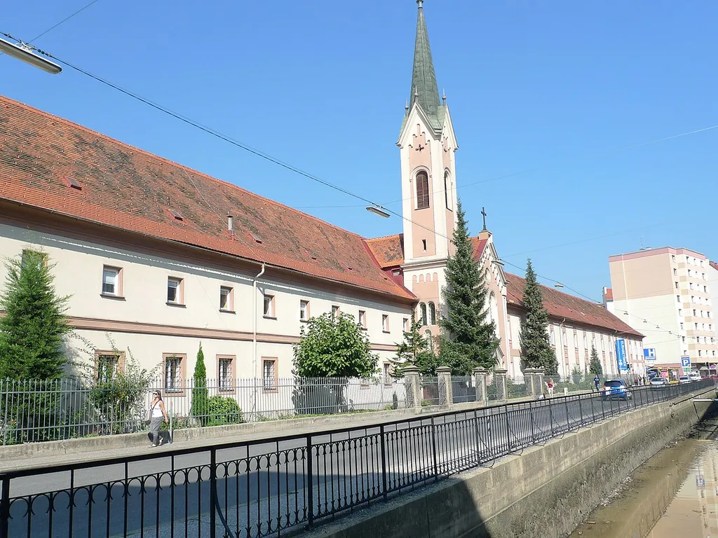 Elisabethinenkloster und alter Krankenhaustrakt mit Ummauerung und Kleindenkmälern