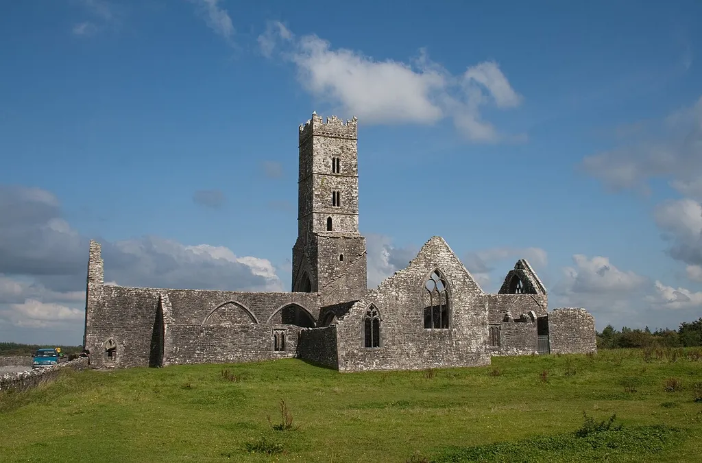 Kilconnell Friary, County Galway, Ireland South range of Kilconnell Friary. From left to right: nave, south aisle of nave, south transept with the tower in the background that divides nave and choir, side chapel of the south transept in front of the choir, sacristy. (The gate at the right side bars the passage between the side chapel and the sacristy.)