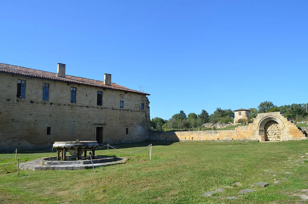 Vue du bâtiment des convers, du lavabo, de l'enfeu et au loin de la porterie.