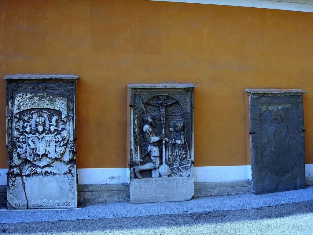 Karmeliterkreuz mit ehem. Klostermauer