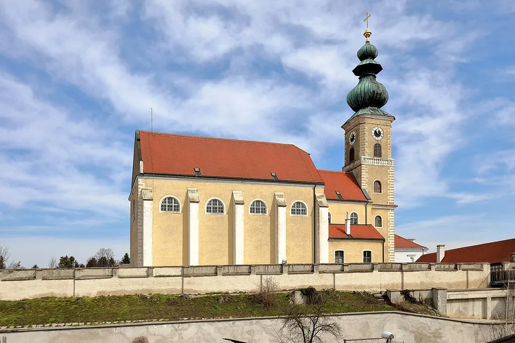 Südwestansicht der röm.-kath. Pfarrkirche hl. Georg in der niederösterreichischen Marktgemeinde Gaweinstal.Eine barocke Saalkirche mit eingezogenem Chor und Ostturm. Das Langhaus wurde Ende des 17. Jahrhunderts errichtet, der Chor und der Turm Anfang des 18. Jahrhunderts. Am 22. August 1704 brannte die Kirche bis auf die Grundmauern nieder. Bei der anschließenden Wiedererrichtung bzw. -instandsetzung erhielt sie ihre heutige Form.