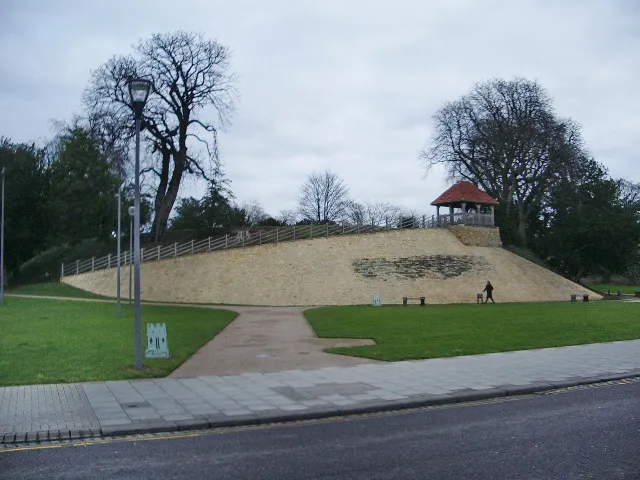 Castle Hill, Bedford This is all what remains of the motte and bailey fortress of Bedford Castle. http://www.albion-arch.com/bedfordcastle.html http://www.castleuk.net/castle_lists_midlands/153/bedfordcastle.htm