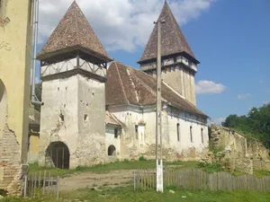 Fortified church in Veseud