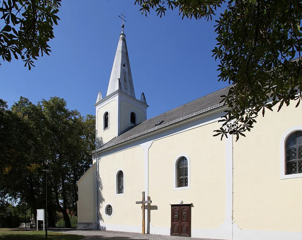 Katholische Pfarrkirche hl. Demetrius in der burgenländischen Gemeinde Großwarasdorf. Ein einschiffiger Bau aus der ersten Hälfte des 18. Jahrhunderts mit vorgesetztem dreigeschossigem Westturm.