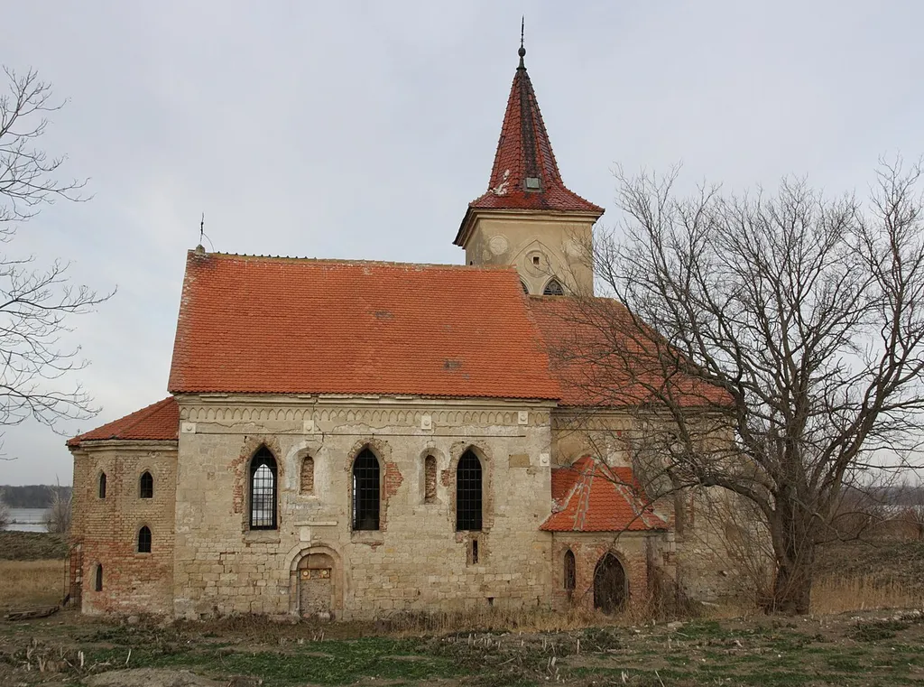 Mušov - kostel svatého Linharta. Jižní průčelí lodi.