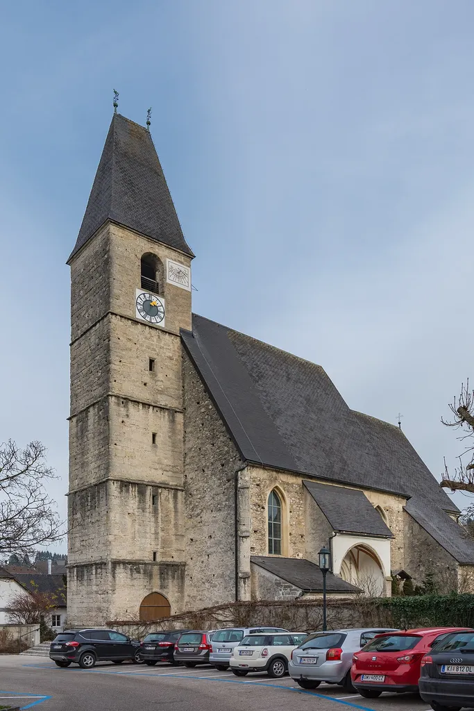 Kath. Pfarrkirche hl. Valentin mit Friedhofsfläche, ehem. Friedhofsportal
