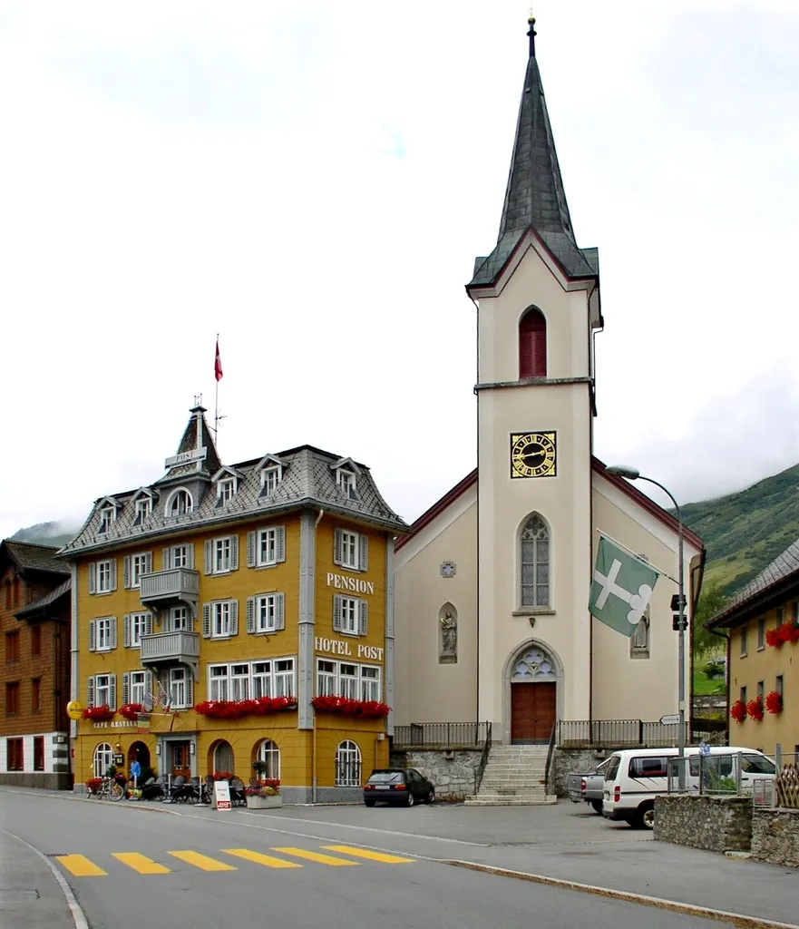 Realp, Kanton Uri, Schweiz; Dorfzentrum mit römisch-katholischer Kirche und Hotel "Post"
