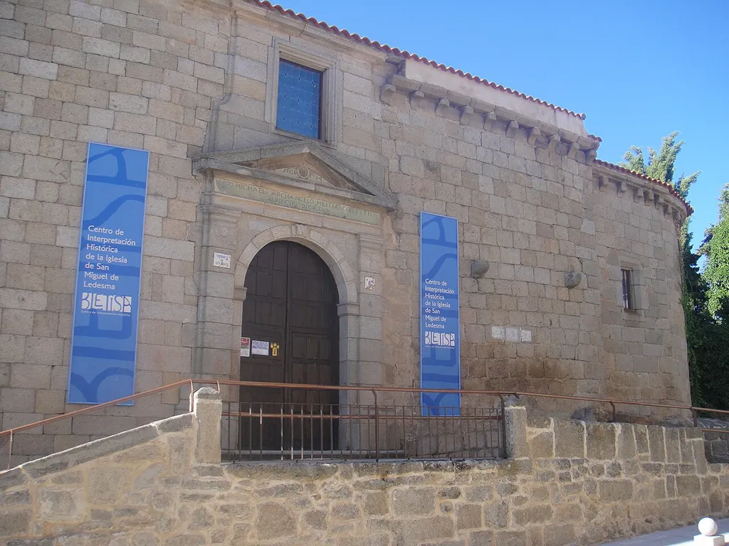 Exterior de la iglesia de San Miguel de Ledesma, que en la actualidad alberga en Centro de Interpretación histórica de la iglesia de San Miguel de Ledesma, provincia de Salamanca, (España).