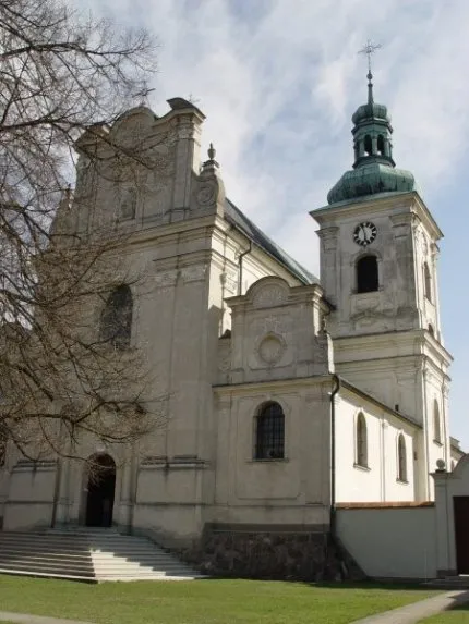 Fasada klasztoru kamedułów w Bieniszewie (wiosna 2004). Zdjęcie własne. Licencja GNU FDL.
