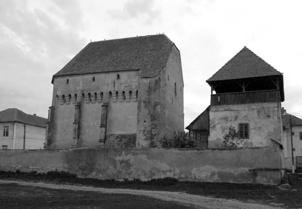 Wehrkirche und Glockenturm mit Pfarrhaus in Boz (Bußd), Alba, Siebenbürgen, Rumänien