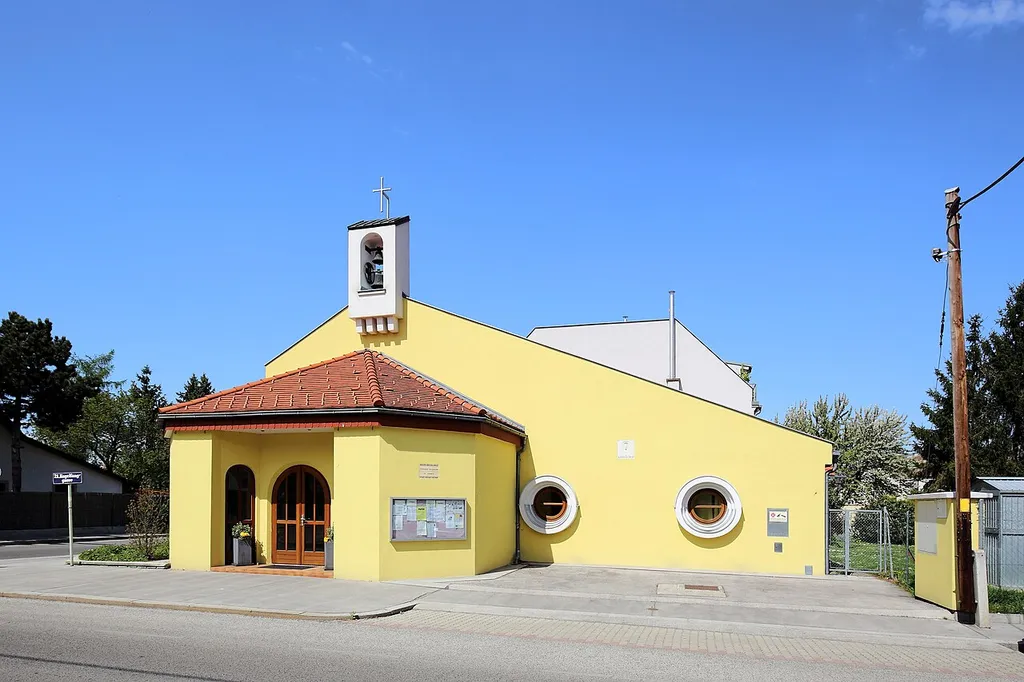Die katholische Pfarrkirche St. Elisabeth in Bruckhaufen, ein Ortsteil im 21. Wiener Gemeindebezirk Floridsdorf.