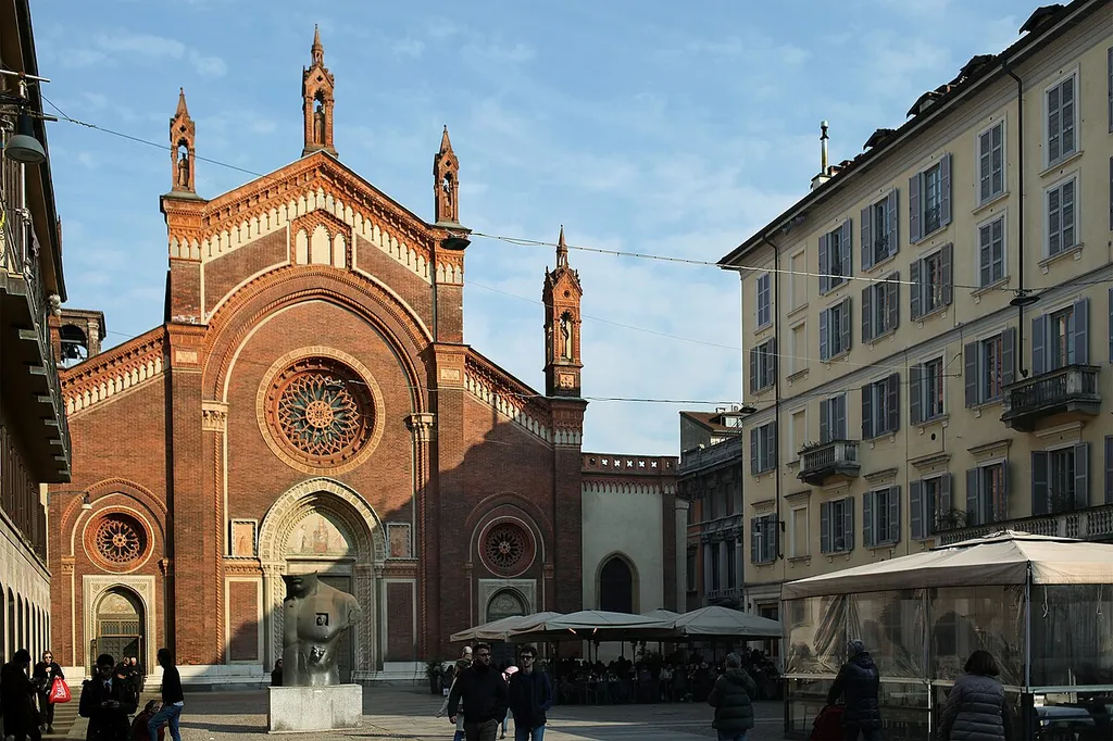 Chiesa di Santa Maria del Carmine, Milano, veduta di tre quarti