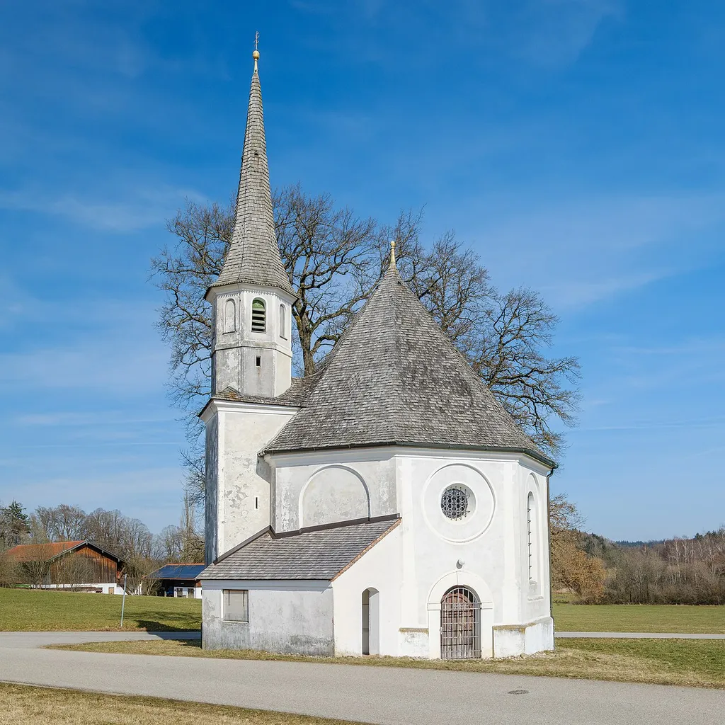 Die Kapelle St. Leonhard in Harmating im Februar 2026.