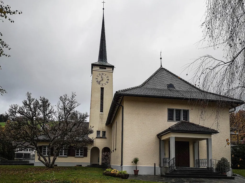 Heilig-Kreuz-Kirche Frontansicht mit Turm