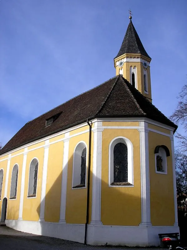 Ehemalige Wallfahrtskirche St. Alban bei Dießen am Ammersee (Landkreis Landsberg am Lech, Oberbayern). Gesamtansicht von Osten. Eigene Aufnahme, Feb. 2007 / Former pilgrimage church St. Alban near Diessen (Lake Ammersee, Upper Bavaria, Germany). Total view from east. Own photo, Feb. 2007