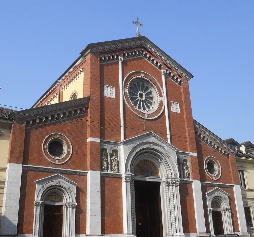 La facciata della chiesa del Santissimo Redentore a Milano