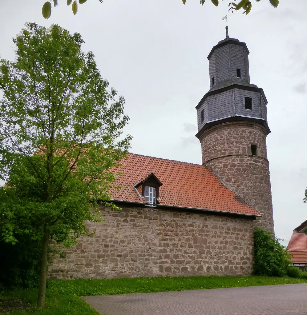Evangelisch-reformierte Kirche in Sattenhausen, Gemeinde Gleichen, Landkreis Göttingen. Rundturm mittelalterlich, Schiff im 17. Jahrhundert angebaut.