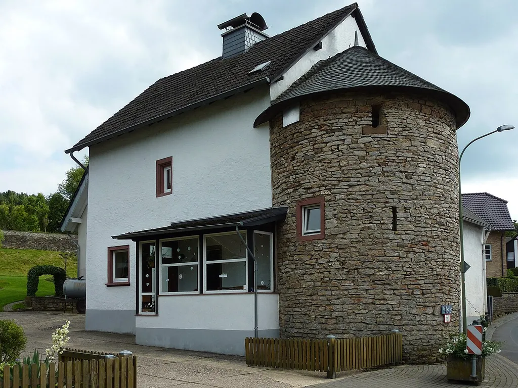 Rohr, Hochstr. 1; ehem. Burg 2