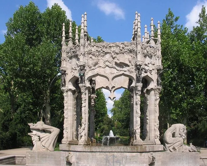 „Märchenbrunnen“ (german for: tale fountain) in the Schulenburgpark in Berlin-Neukölln. Created in 1915 (but installed first in 1935) by Ernst Moritz Geyger. On either side the limestone-sculptures „Aschenputtel“ (cinderella) and „Brüderchen und Schwesterchen“ (brother and sister), created in 1970 on the occasion of the fountain-restoration by the sculptress Katharina Szelinski-Singer.