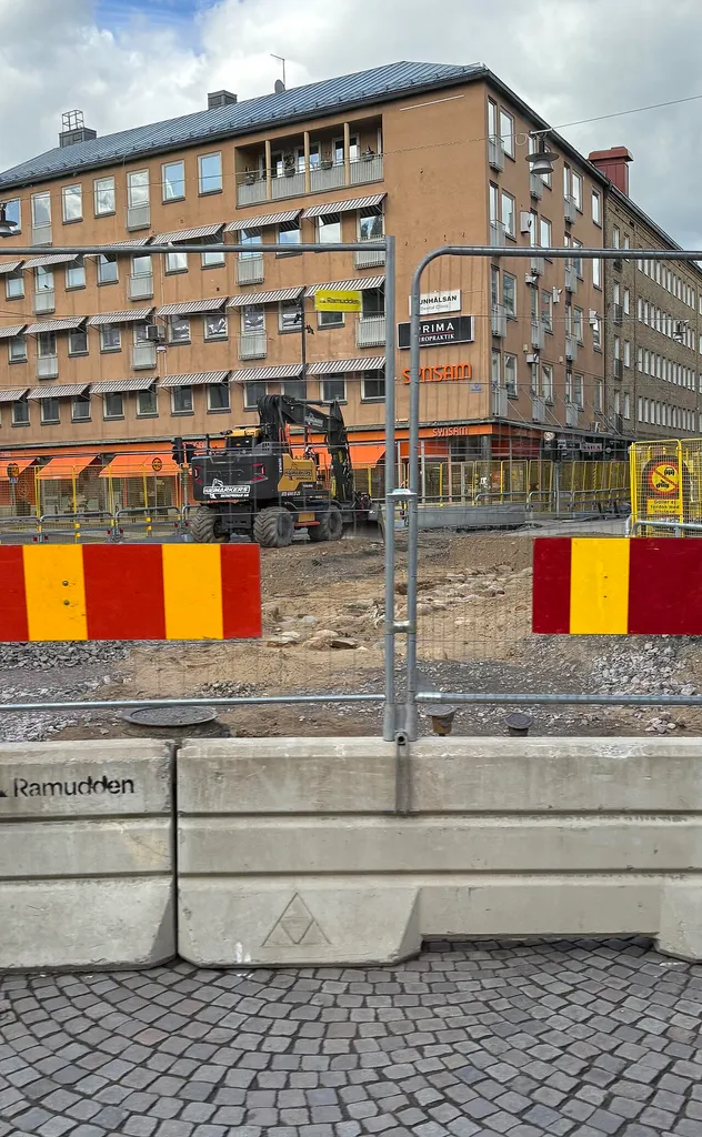 Vägarbete där stenmurar av Sankt Nikolaus kyrka hittades på Västra Storgatan i Jönköping.