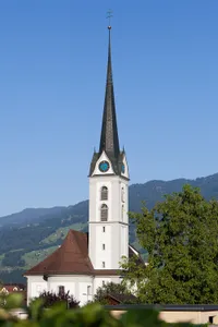 Pfarrkirche St. Gallus (1761, Chor und Turm wieder aufgebaut 1816) mit Beinhaus (1768)
